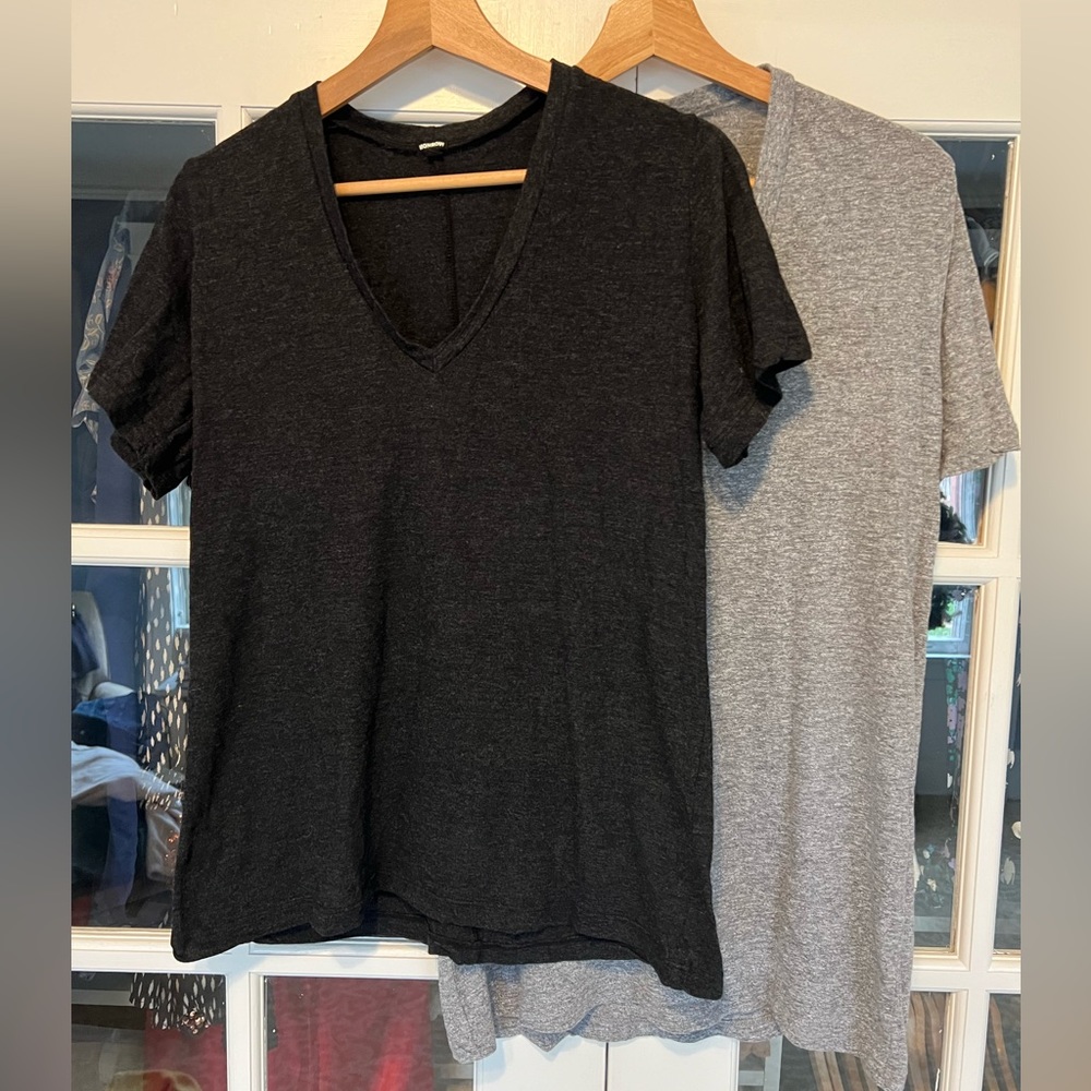 Monrow tri-blend fitted v neck tees XL (lot of 2)